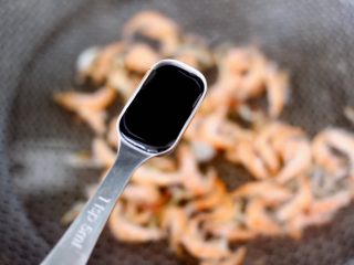 8、黄瓜火腿磷虾鸡蛋汤,这个时候倒入酱油调味调色。