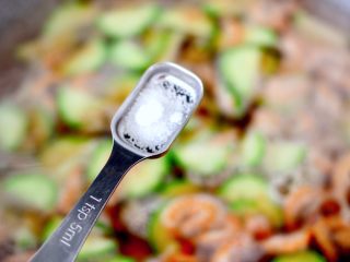 9、黄瓜火腿磷虾鸡蛋汤,加入适量的盐。