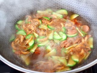 10、黄瓜火腿磷虾鸡蛋汤,大火烧开后烧至黄瓜片变色断生。