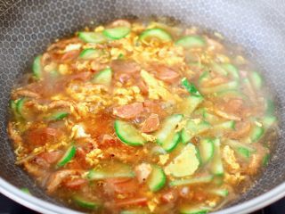 12、黄瓜火腿磷虾鸡蛋汤,加入适量水淀粉勾芡。