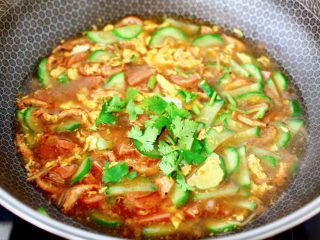 13、黄瓜火腿磷虾鸡蛋汤,大火烧开后,撒上香菜末,淋上芝麻油即可。