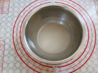 2、桂花糕,取干净的盆子，在水里倒入白砂糖，搅拌到白砂糖溶解无明显颗粒