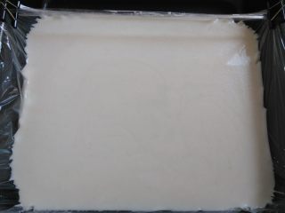 7、桂花糕,倒入铺好保鲜膜的模具里，也可以直接用其他耐高温的容器，室温下静置40分钟