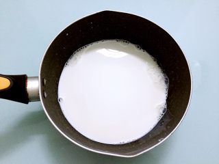 3、椰蓉奶冻,牛奶倒入锅中