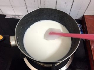 7、椰蓉奶冻,小火边煮边搅拌