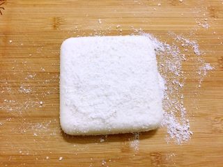 12、椰蓉奶冻,刀子沿着保鲜盒周围划过，然后倒扣脱膜