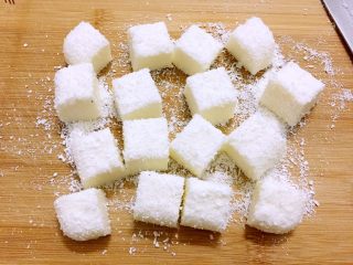 13、椰蓉奶冻,切成小块