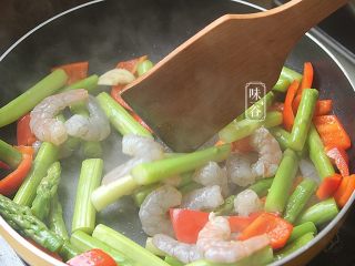 10、芦笋炒虾仁,把虾仁倒进去，
