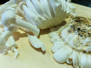 3、白玉菇鸡蛋汤,切根