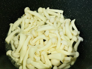 10、白玉菇鸡蛋汤,热锅，加白玉菇