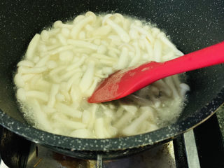 11、白玉菇鸡蛋汤,炒出汁