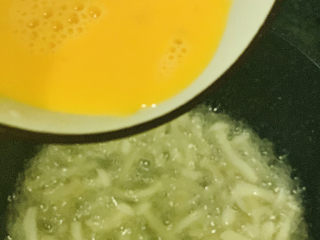 13、白玉菇鸡蛋汤,煮开，再煮3分钟，加蛋液