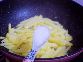 6、狼牙土豆,加入白糖