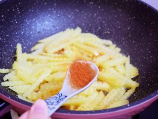 9、狼牙土豆,再根据个人口味加入辣椒粉，翻炒均匀