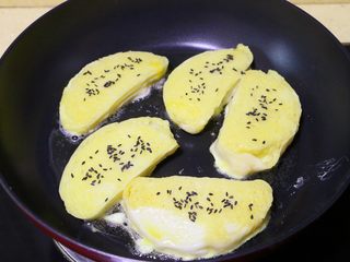 4、蛋煎馒头片,每片馒头片上撒上少许黑芝麻，小火慢煎
