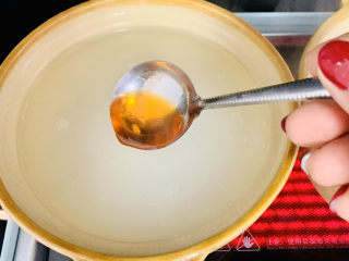 4、蔬菜虾仁粥,加入提前做好的虾油