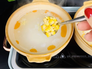 7、蔬菜虾仁粥,下入玉米粒