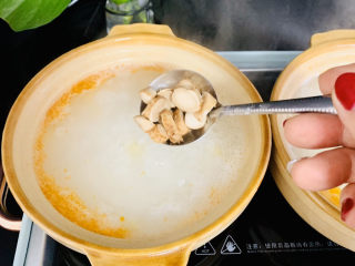 8、蔬菜虾仁粥,下入香菇。