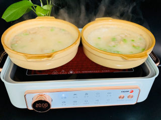 14、蔬菜虾仁粥,煮至浓稠即可关火。