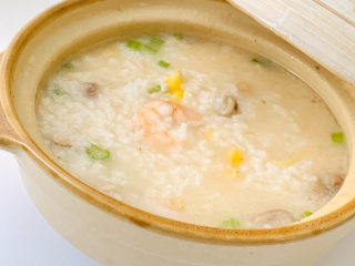 17、蔬菜虾仁粥,在家也可以做出这样简单又快手的一碗美味的虾仁蔬菜粥。