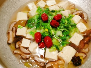11、香菇豆腐汤,放入红枣  如不喜欢红枣 这一步略去
