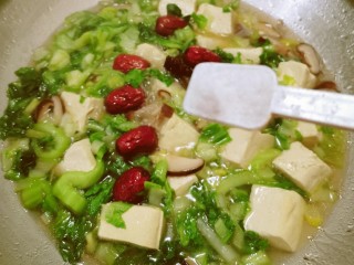 12、香菇豆腐汤,放入盐