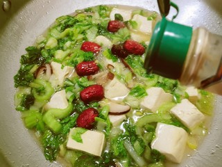 13、香菇豆腐汤,放入胡椒粉增香