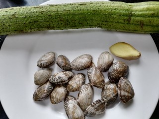 1、丝瓜花蛤汤,准备好所需材料