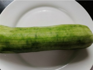 3、丝瓜花蛤汤,丝瓜去皮并清洗干净