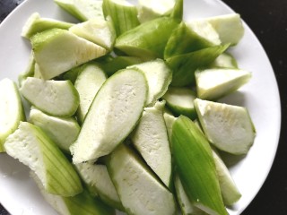 4、丝瓜花蛤汤,丝瓜滚刀切切成块状