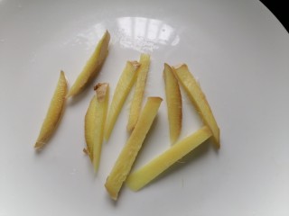 5、丝瓜花蛤汤,生姜切成姜丝