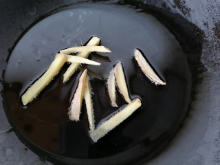 7、丝瓜花蛤汤,锅内放油烧热放入姜丝