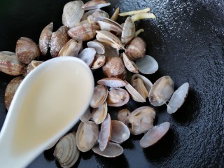 10、丝瓜花蛤汤,加入一勺黄酒去腥