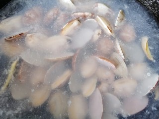 11、丝瓜花蛤汤,加入适量水