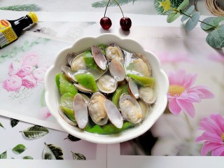 16、丝瓜花蛤汤,装入容器拍上成品图，一道鲜美的丝瓜花蛤汤就完成了。