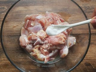 2、豆瓣鸡,鸡腿去骨后，鸡皮也剥掉，切成小块后再冲洗干净,放入一点盐;