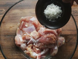 3、豆瓣鸡,放入白糖;
