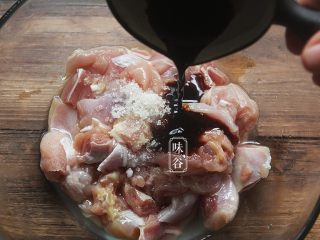 4、豆瓣鸡,倒入酱油和料酒搅拌均匀腌制三十分钟;