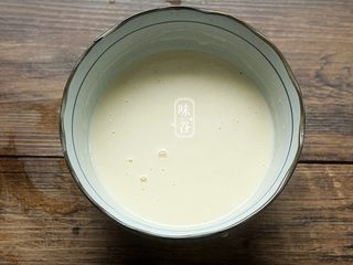 5、豆瓣鸡,用三勺淀粉、一个鸡蛋和适量水调成面糊，要能挂糊那种，不要太稀;