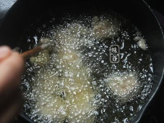 7、豆瓣鸡,放入锅内炸至金黄后捞出来沥油;