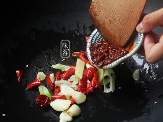 10、豆瓣鸡,转小火，倒入豆瓣酱翻炒均匀;