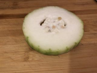 2、冬瓜鸡蛋汤,冬瓜去皮