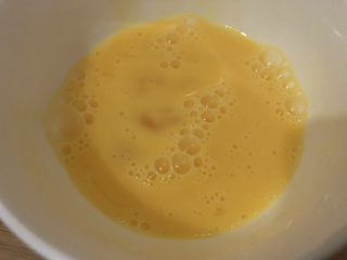 6、冬瓜鸡蛋汤,碗里打入一个鸡蛋搅散备用