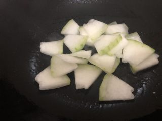 8、冬瓜鸡蛋汤,油热下冬瓜翻炒一下