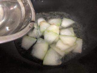 9、冬瓜鸡蛋汤,加入适量的水