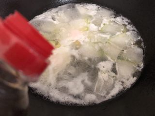 12、冬瓜鸡蛋汤,加少许生抽煮至鸡蛋熟透