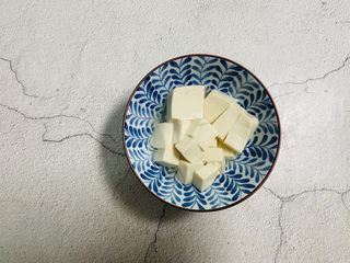 2、鱼丸豆腐汤,豆腐清洗一下切小块