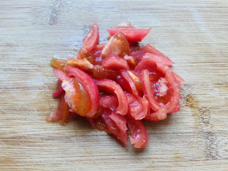 3、鱼丸豆腐汤,西红柿洗净去皮切小块