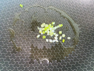 6、鱼丸豆腐汤,起油锅放入葱白炒香