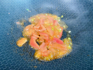 7、鱼丸豆腐汤,放入西红柿翻炒出汤汁